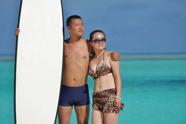 Feliz jovem casal desfrutando de verão na praia — Fotografia de Stock