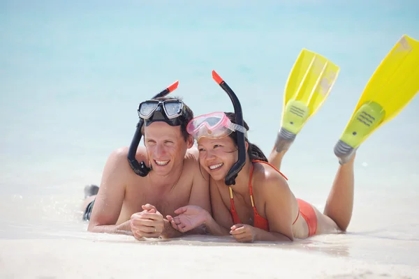 Feliz pareja joven divertirse en la playa — Foto de Stock