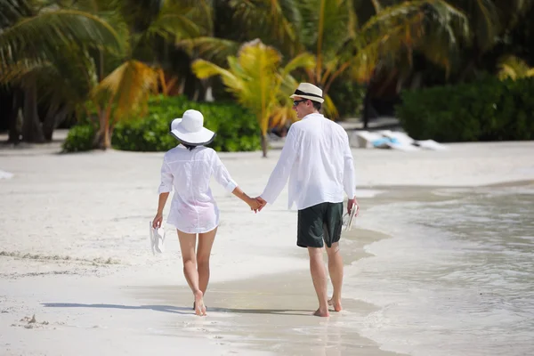 Heureux jeune couple avoir du plaisir sur la plage — Photo