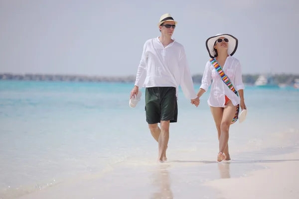 Feliz pareja joven divertirse en la playa —  Fotos de Stock