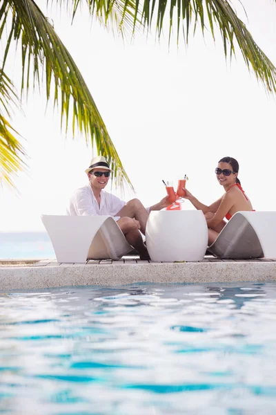 Glückliches junges Paar hat Spaß am Strand — Stockfoto