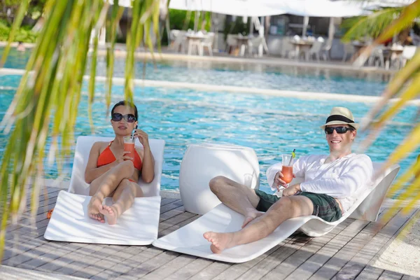 Heureux jeune couple avoir du plaisir sur la plage — Photo