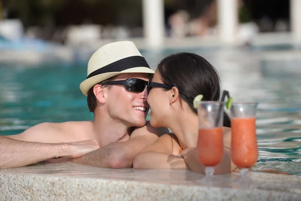 Heureux jeune couple avoir du plaisir sur la plage — Photo