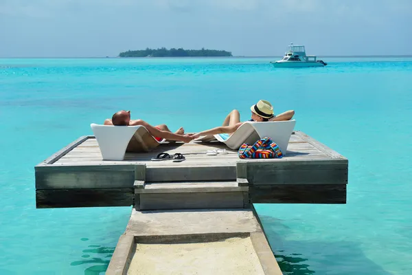 Gelukkig jong paar veel plezier op het strand — Stockfoto