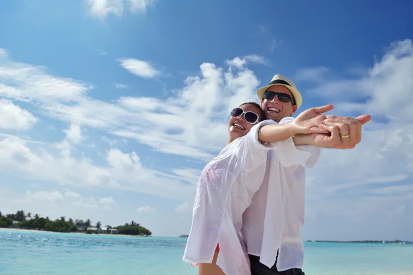 Feliz pareja joven divertirse en la playa — Foto de Stock