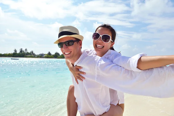 Heureux jeune couple avoir du plaisir sur la plage — Photo