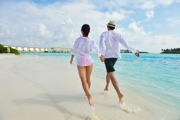 Heureux jeune couple avoir du plaisir sur la plage — Photo