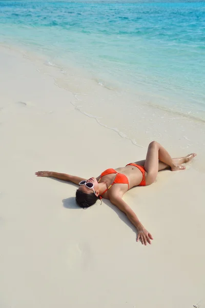 Mooie gril op strand plezier — Stockfoto