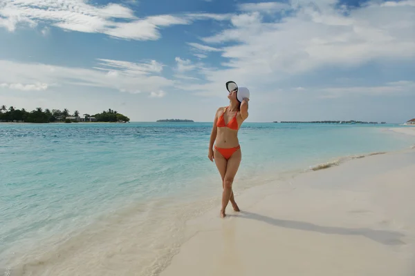 Mooie gril op strand plezier — Stockfoto