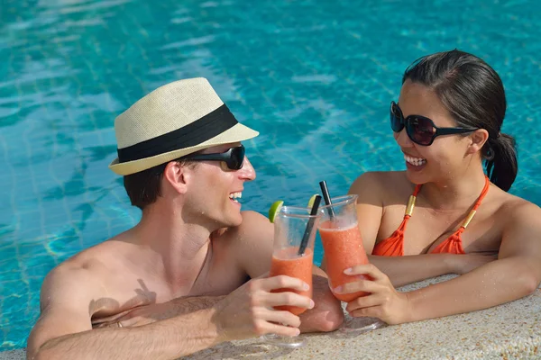 Glückliches junges Paar hat Spaß am Strand — Stockfoto