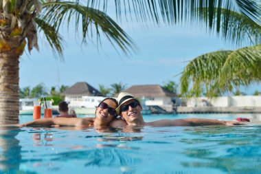 Mutlu genç çift sahilde iyi eğlenceler.