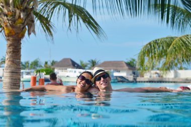 Mutlu genç çift sahilde iyi eğlenceler.