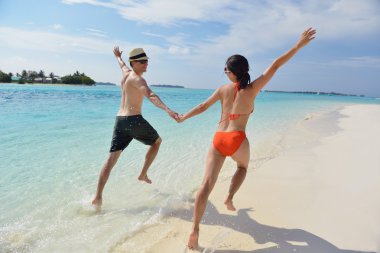 Mutlu genç çift sahilde iyi eğlenceler.