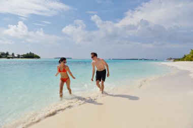 Mutlu genç çift sahilde iyi eğlenceler.