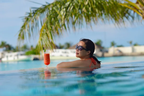 Mooie gril op strand plezier — Stockfoto