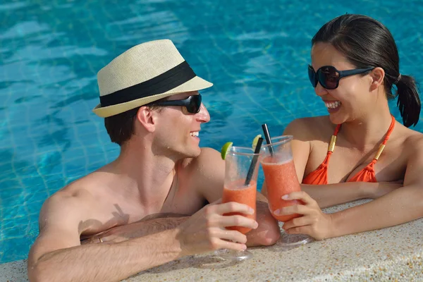 Glückliches junges Paar hat Spaß am Strand — Stockfoto