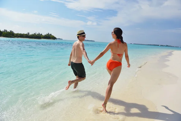 Feliz jovem casal se divertir na praia — Fotografia de Stock