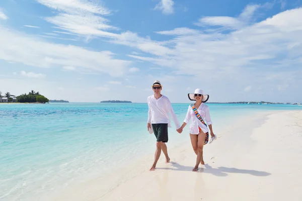 Glada unga par ha kul på stranden — Stockfoto