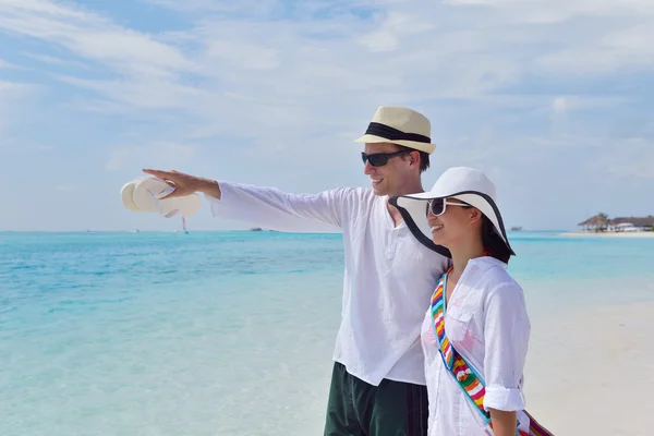 Heureux jeune couple avoir du plaisir sur la plage — Photo