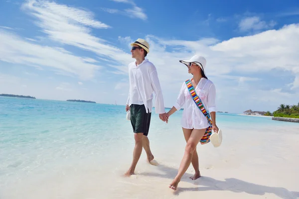 Feliz jovem casal se divertir na praia — Fotografia de Stock