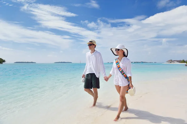 Heureux jeune couple avoir du plaisir sur la plage — Photo