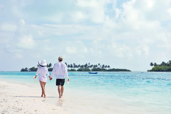 Heureux jeune couple avoir du plaisir sur la plage — Photo