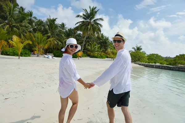 Glada unga par ha kul på stranden — Stockfoto