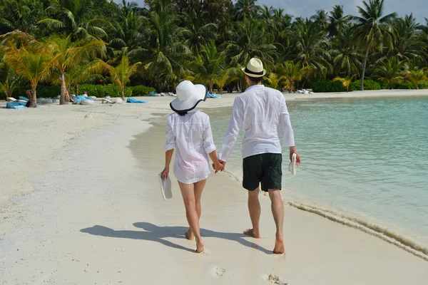 Heureux jeune couple avoir du plaisir sur la plage — Photo