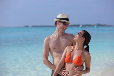 Mutlu genç çift sahilde iyi eğlenceler.