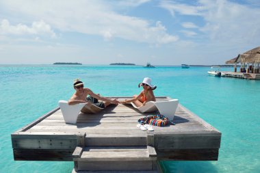 Mutlu genç çift sahilde iyi eğlenceler.