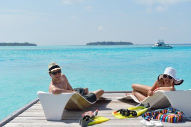 Mutlu genç çift sahilde iyi eğlenceler.