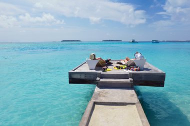 Mutlu genç çift sahilde iyi eğlenceler.