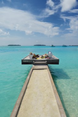 Mutlu genç çift sahilde iyi eğlenceler.