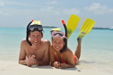 Mutlu genç çift sahilde iyi eğlenceler.