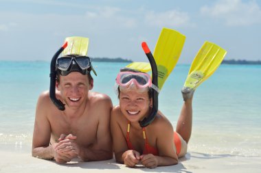 Mutlu genç çift sahilde iyi eğlenceler.