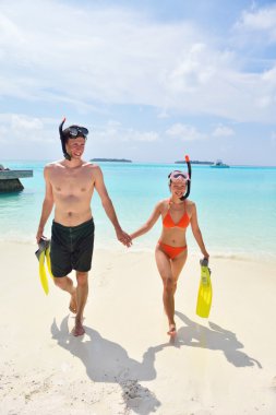 Mutlu genç çift sahilde iyi eğlenceler.