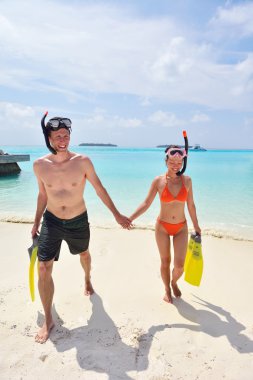 Mutlu genç çift sahilde iyi eğlenceler.