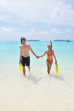 Mutlu genç çift sahilde iyi eğlenceler.