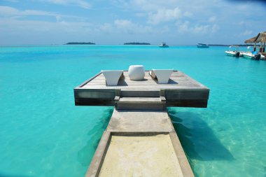 Mutlu genç çift sahilde iyi eğlenceler.