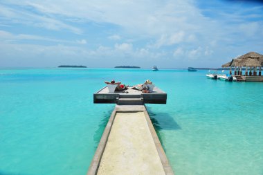 Mutlu genç çift sahilde iyi eğlenceler.