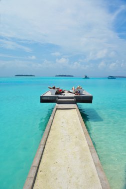 Mutlu genç çift sahilde iyi eğlenceler.