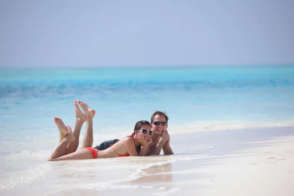 Feliz pareja joven divertirse en la playa — Foto de Stock