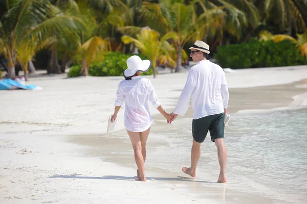 Glückliches junges Paar hat Spaß am Strand — Stockfoto