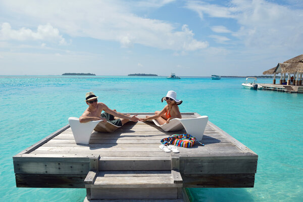 счастливая молодая пара веселится на пляже