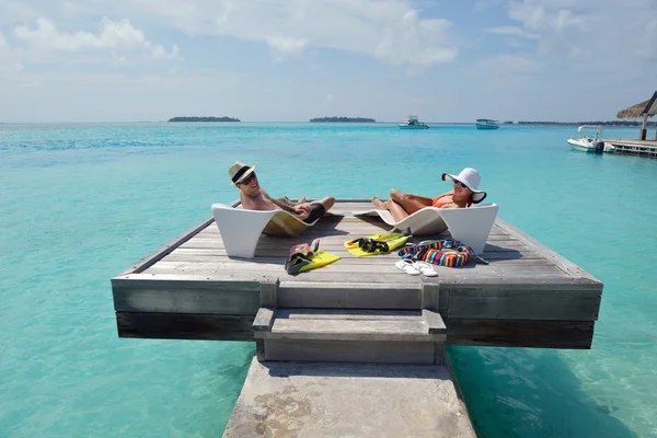 Gelukkig jong paar veel plezier op het strand — Stockfoto