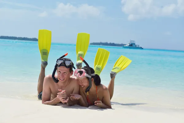 Heureux jeune couple avoir du plaisir sur la plage — Photo