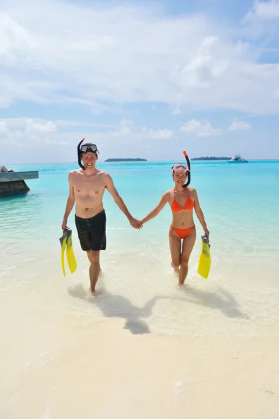 Feliz jovem casal se divertir na praia — Fotografia de Stock