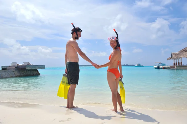 Happy young couple have fun on beach — Stock Photo, Image