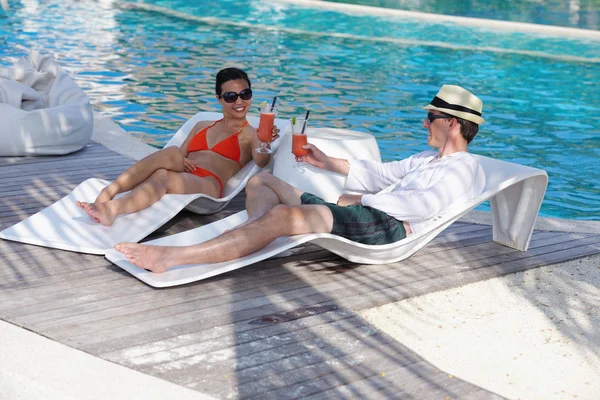 Happy young couple have fun on beach — Stock Photo, Image