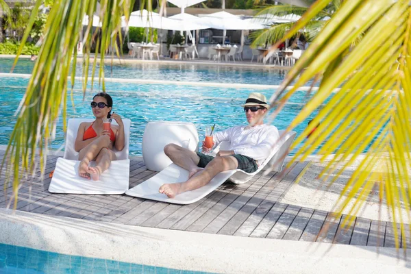 Glückliches junges Paar hat Spaß am Strand — Stockfoto